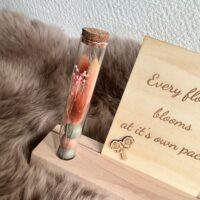 Kaarthouder met droogbloemen & bloembommetjes – Every flower