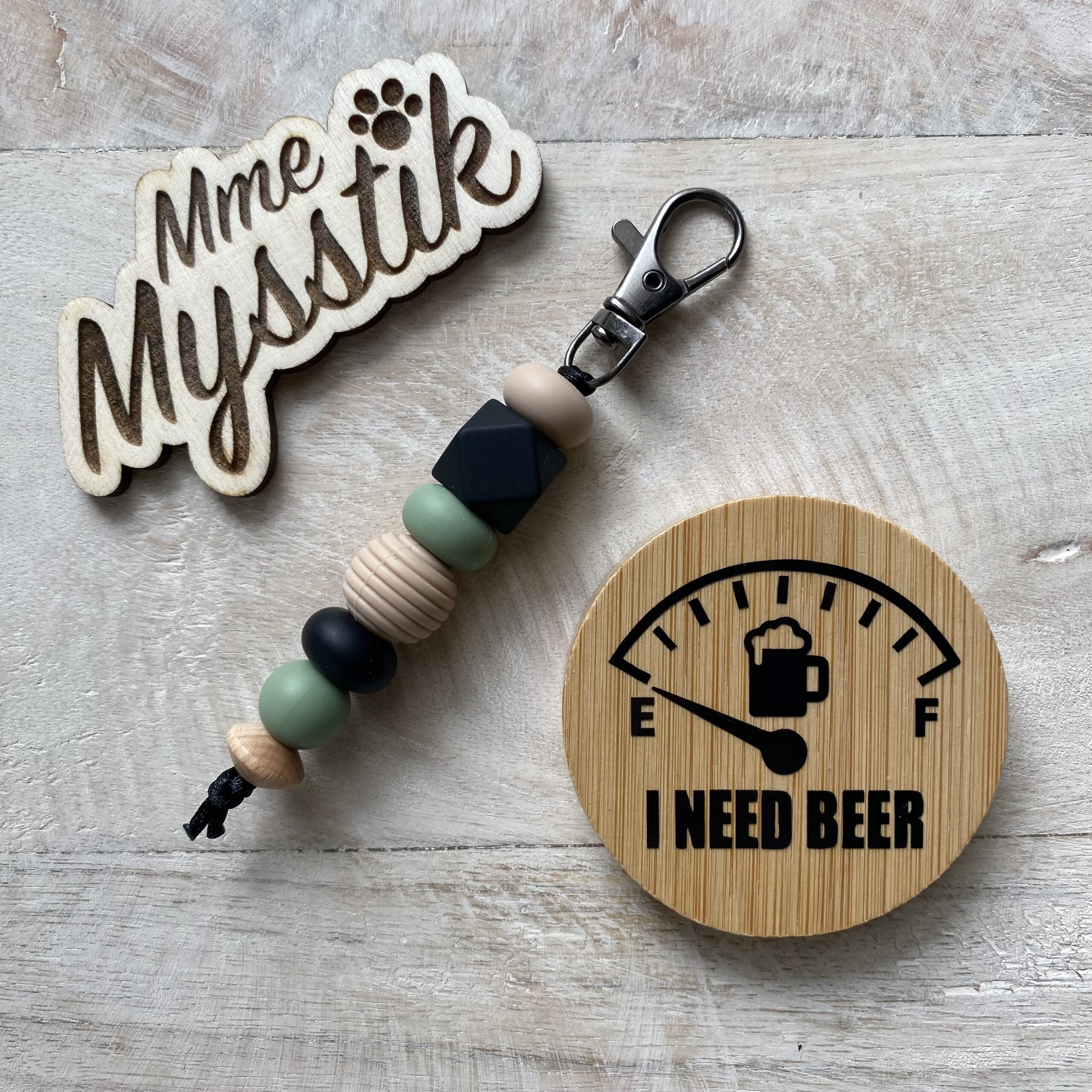 Magnetische houten flesopener 'I need beer' + sleutelhanger - Afbeelding 3