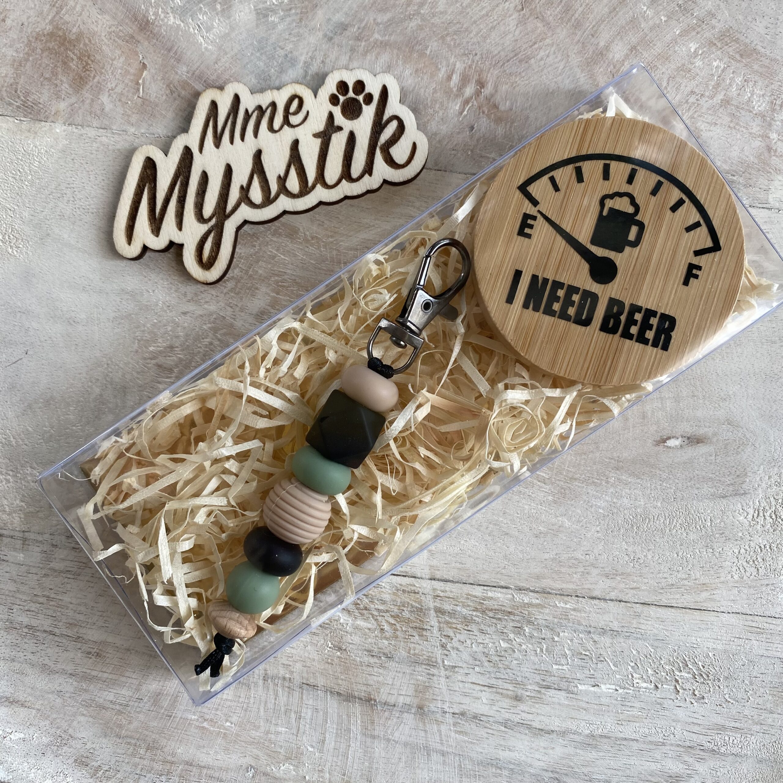 Magnetische houten flesopener 'I need beer' + sleutelhanger - Afbeelding 2