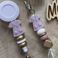Sleutelhanger – lila & sparkle ‘zorguniform’