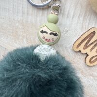 Gelukspopje zachtgroen met pompon