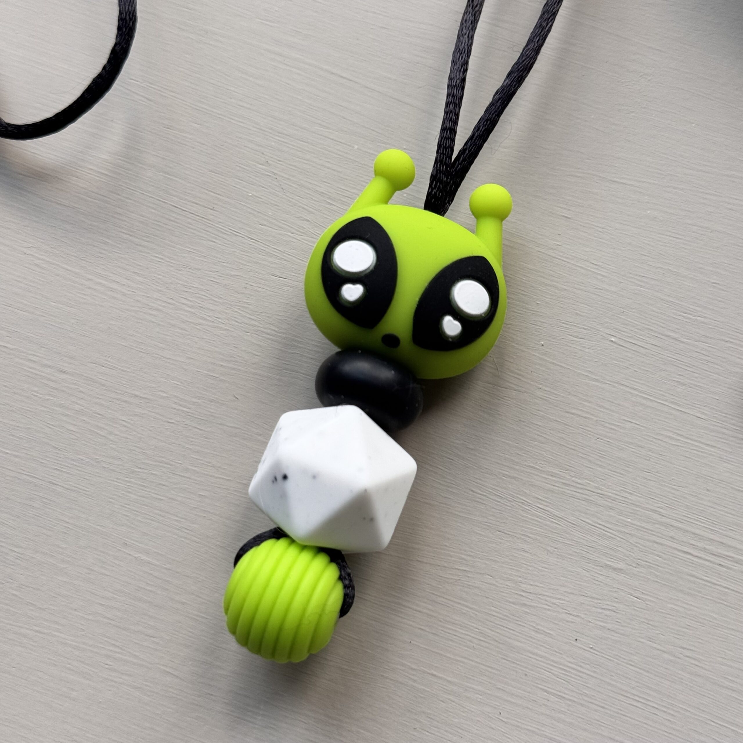 Friemelketting ‘alien’ - felgroen - Afbeelding 2