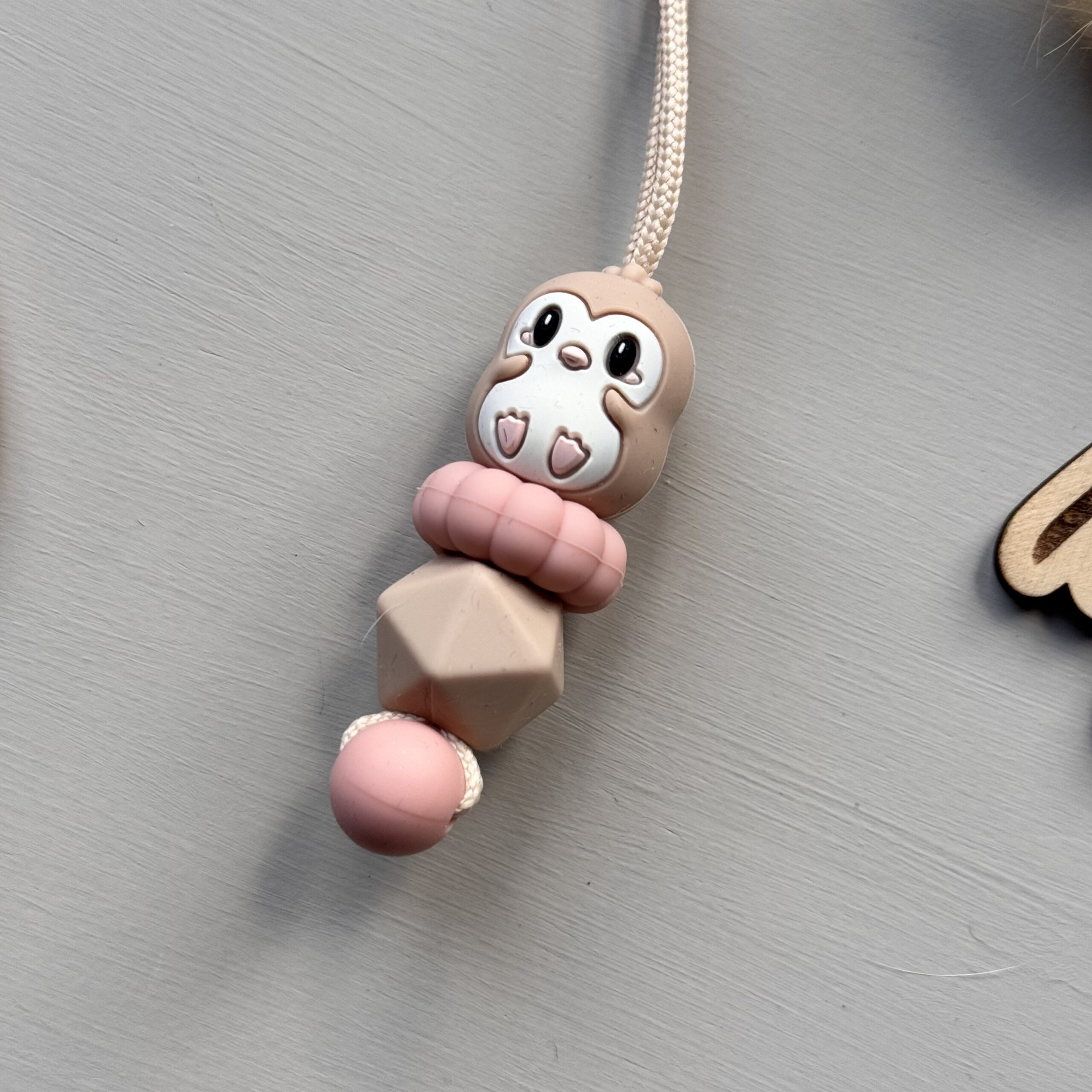 Friemelketting ‘pinguïn’ - beige en zachtroze - Afbeelding 2