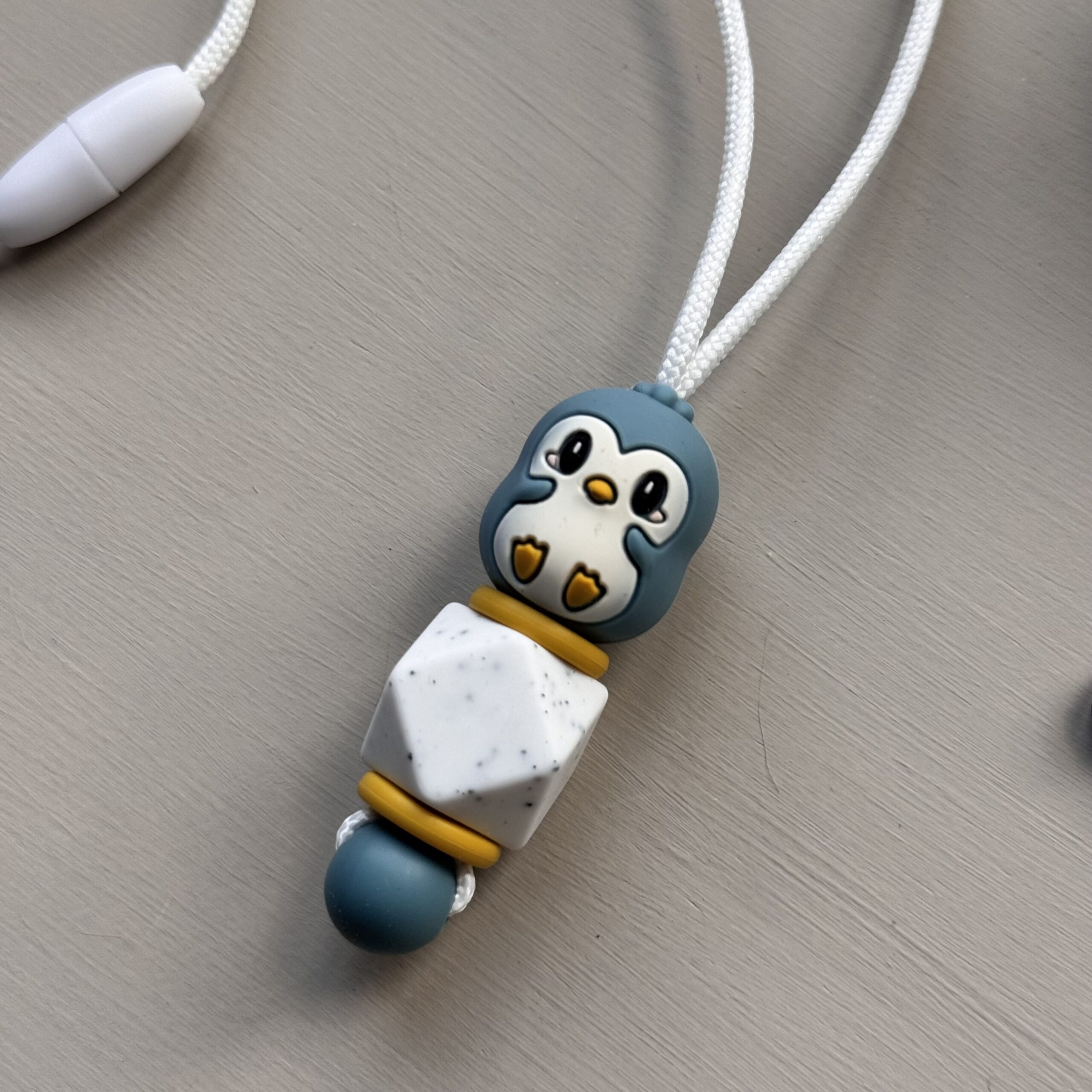 Friemelketting ‘pinguïn’ - grijsblauw - Afbeelding 2