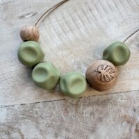 Borstvoedingsketting – sage (nugget) met hout