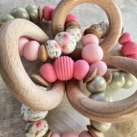 Sensorisch bijtspeeltje – roze roosjes